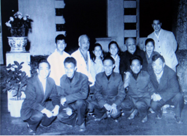 Chủ tịch Hồ Chí Minh tiếp Đoàn đại biểu Anh hùng chiến sĩ thi đua miền Nam ra thăm miền Bắc đến chúc Tết Người (19/1/1966)