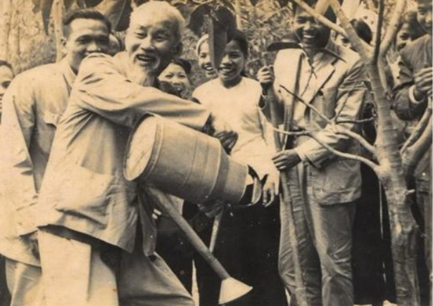 Bác Hồ trồng cây đa tại xã Vật Lại, Ba Vì, Hà Tây (nay là Hà Nội) ngày 16/2/1969. Ảnh tư liệu