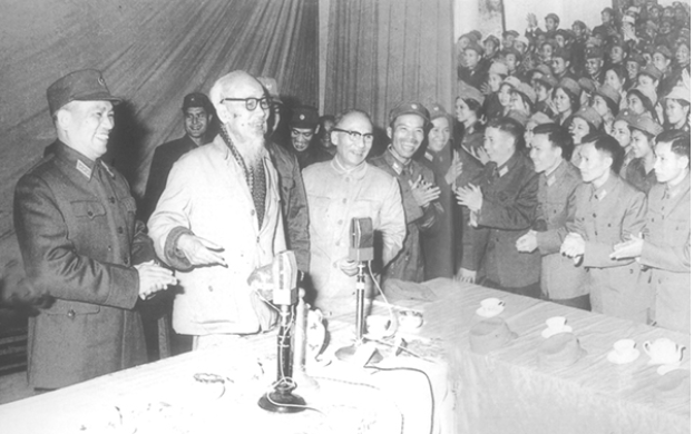 Hồ Chủ tịch thăm Bộ đội Phòng không - Không quân ngày Mùng 1 Tết Kỷ Dậu (16/2/1969). Ảnh tư liệu