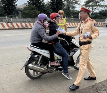 Người dân trở lại phía Nam mưu sinh, bất ngờ nhận "quà" từ CSGT Đắk Nông