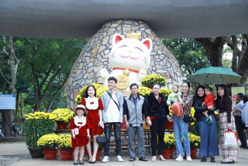 Du khách nườm nượp đổ về Khu du lịch Hầm Hô