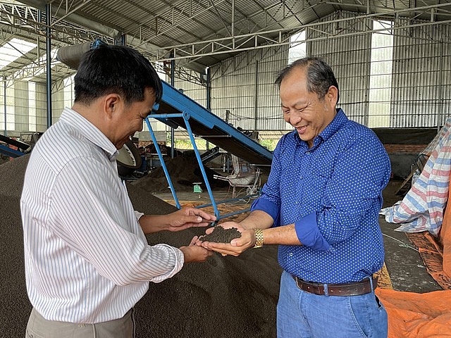 Anh Nguyễn Văn Chào (bìa phải) chia sẻ về Phân trùn quế