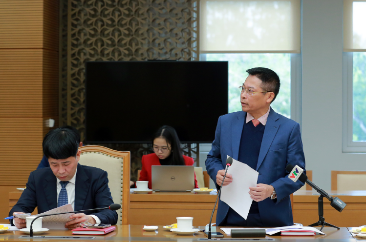 Đại diện Tổ biên tập Dự án Luật Đất đai (sửa đổi), ông Đào Trung Chính, Cục trưởng Cục Quy hoạch và Phát triển tài nguyên đất (Bộ TN&MT) bảo cáo tình hình triển khai lấy ý kiến nhân dân đối với dự thảo Luật Đất đai (sửa đổi) - Ảnh: VGP