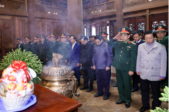 Thủ tướng và các đại biểu nguyện phấn đấu học tập và làm theo tấm gương đạo đức, tư tưởng, phong cách của Người, góp phần xây dựng đất nước ngày càng hùng cường, thịnh vượng, người dân ngày càng ấm no, hạnh phúc - Ảnh: VGP