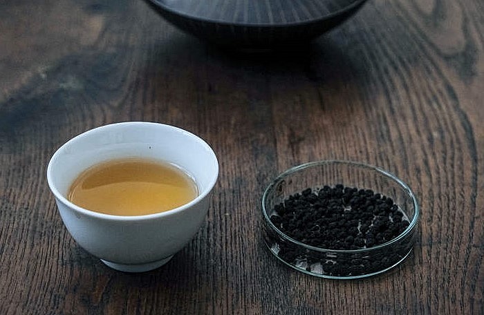 Chu-hi-cha lại được sản xuất từ phân của sâu bướm.