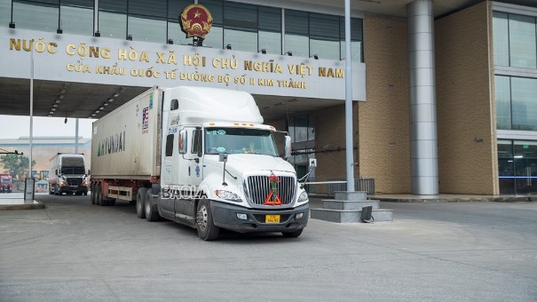 Cửa khẩu Lào Cai thông quan 9.000 tấn hàng trong dịp tết Quý Mão