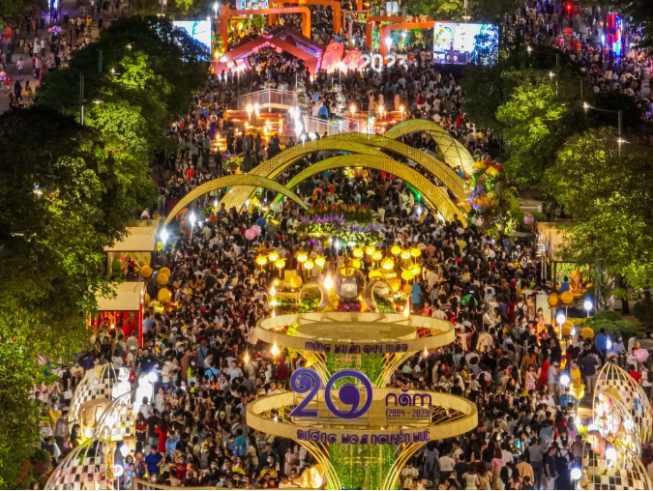 TPHCM đón lượng khách lớn tại các khu, điểm vui chơi giải trí, đường hoa,... Riêng đường hoa Nguyễn Huệ đón khoảng 1,2 triệu lượt người dân, du khách tham quan