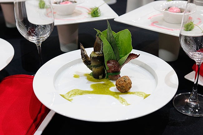 Món cá chạch gai xốt hạt muối rừng ăn kèm ngũ vị lá