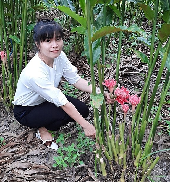  Chị Nguyễn Thị Minh Tâm bên khóm sen Đa Lộc