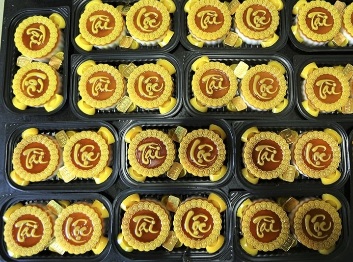 Ngày vía Thần Tài (mùng 10 tháng Giêng), nhiều người tìm mua các loại bánh kem hình hũ vàng, thỏi vàng hay bánh thạch chữ “Tài Lộc” để thờ cúng mong cả năm sung túc, no đủ. Năm nay, lượng người tìm đến bánh hũ vàng nhiều hơn khiến các tiệm làm bánh ở Hà T