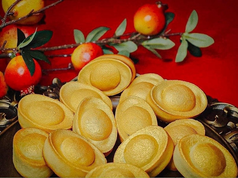 Một cửa hàng bánh ngọt trong khu đô thị Vinhomes Symphony (Long Biên, Hà Nội), trước ngày vía Thần Tài hai ngày, đã cho ra mắt mẫu bánh dứa hình thỏi vàng nhằm phục vụ thị hiếu của khách hàng. Giá bán cho một set bánh dứa, gồm 10 chiếc, là 145.000 đồng. Nhân viên cửa hàng này cho biết, bánh dứa hình thỏi vàng được khách mua nhiều để đem biếu tặng, hoặc thắp hương cúng Thần Tài