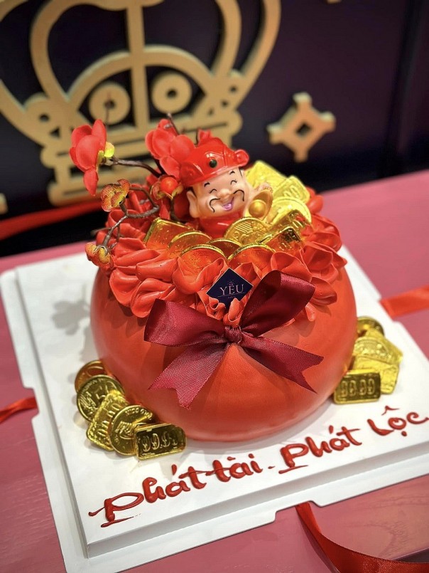 Những chiếc bánh kem hình Thần Tài đính kèm đồng tiền vàng với đủ kích cỡ khác nhau cũng được các cửa hàng tung ra thị trường trong ngày vía Thần Tài. Theo lời nhân viên cửa hàng, giá bán một chiếc bánh size 16 là 499.000 đồng/chiếc. 