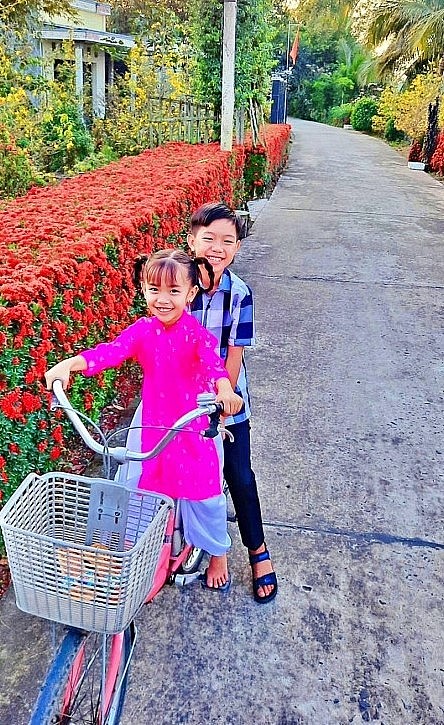 Bức tường không chỉ rực rỡ bởi sắc hoa mà còn thảo thơm hiếu hạnh. Ảnh: NVCC