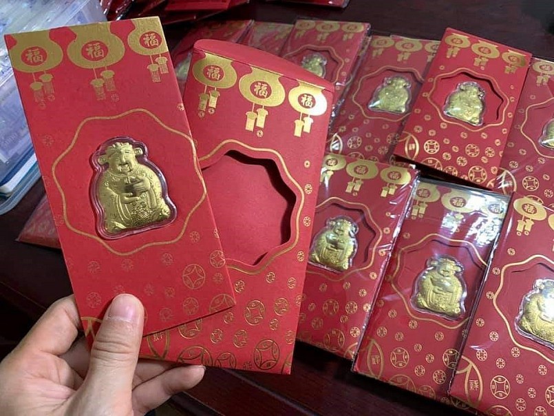 bên cạnh các đơn vị cung cấp vàng bạc lớn, thị trường ngày vía Thần Tài năm nay còn nhộn nhịp với các sản phẩm mạ vàng, bao lì xì Thần Tài, mèo Thần Tài,... Trong đó, bao lì xì Thần Tài mạ vàng 24k giá chỉ vài chục nghìn đồng đang rất hút khách