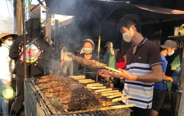 phố các lóc nướng đã nhộn nhịp khách đến mua phố các lóc nướng đã nhộn nhịp khách đến mua