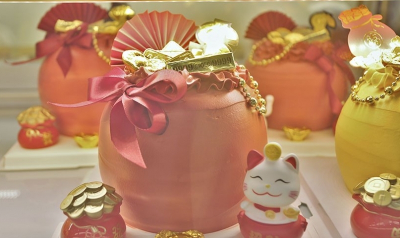 , tại cửa hàng bánh Mons House (phường Nguyễn Du, TP Hà Tĩnh), chị Cẩm Tú cùng nhân viên đang chuẩn bị các đơn hàng bánh kem hũ vàng cho khách. Năm nay, cửa hàng của chị Tú nhận 50 đơn hàng bánh hũ vàng.