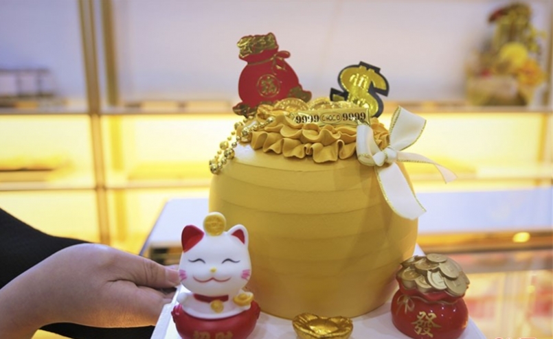 Mỗi bánh hũ vàng có giá 240 nghìn đồng. Theo các chủ tiệm, khách mua bánh hũ vàng chủ yếu là những người kinh doanh, buôn bán và số ít là người làm văn phòng, hộ gia đình. Khách đặt hàng qua online chiếm hơn 50%