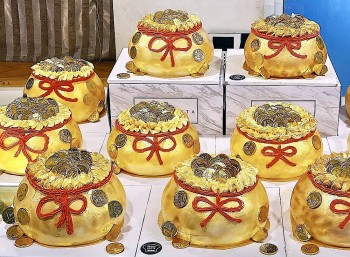 Kỳ lạ, tất cả các mặt hàng có chữ vàng đính kèm đều cháy hàng ngày vía Thần Tài