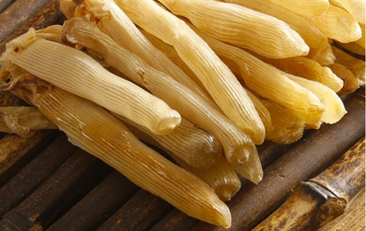 Sá sùng có dạng hình ống, sinh sống ở vùng ven biển Sá sùng có dạng hình ống, sinh sống ở vùng ven biển