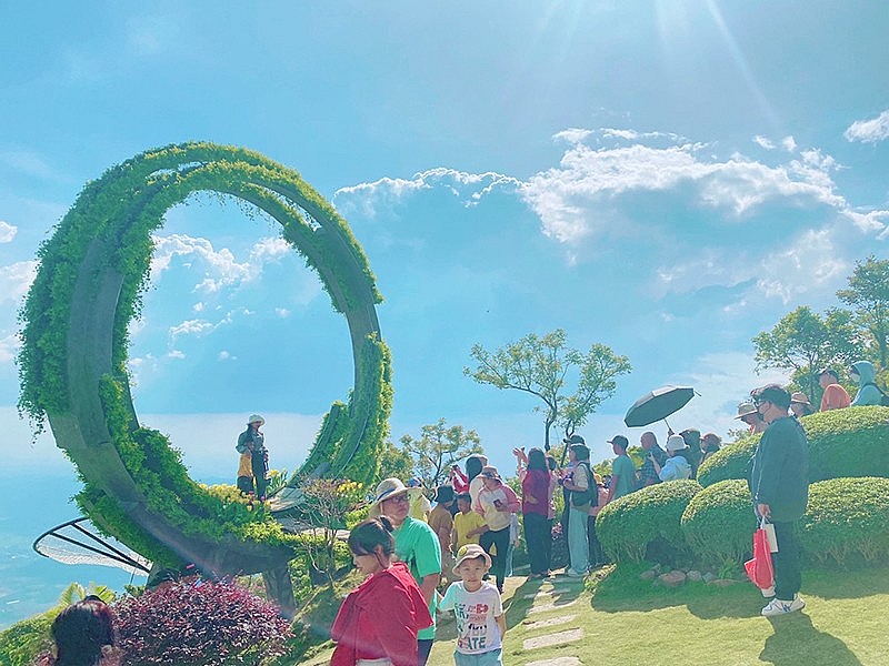 Du khách check-in cổng trời