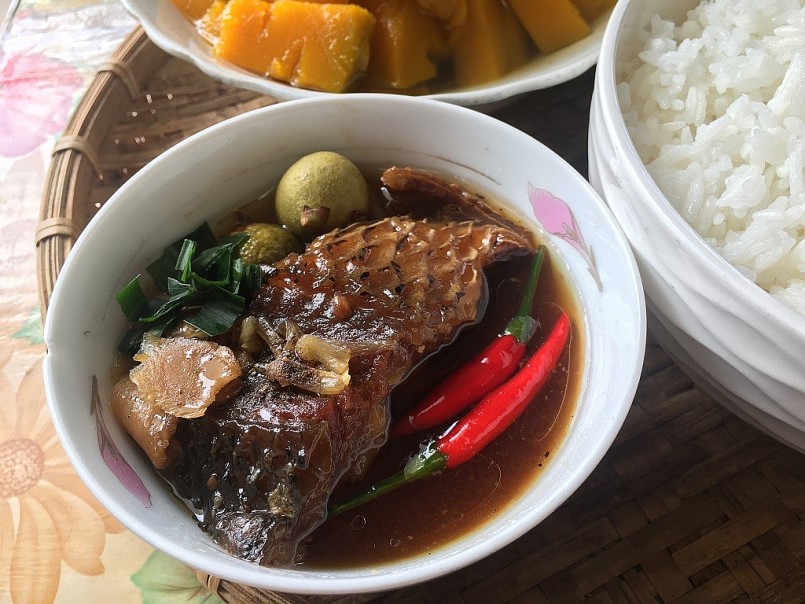 Ngon và phổ biến nhất là mắm cá trắm chưng