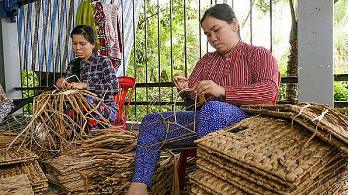 Nghề đan lục bình đã giúp nhiều chị em phụ nữ rủng rỉnh tiền