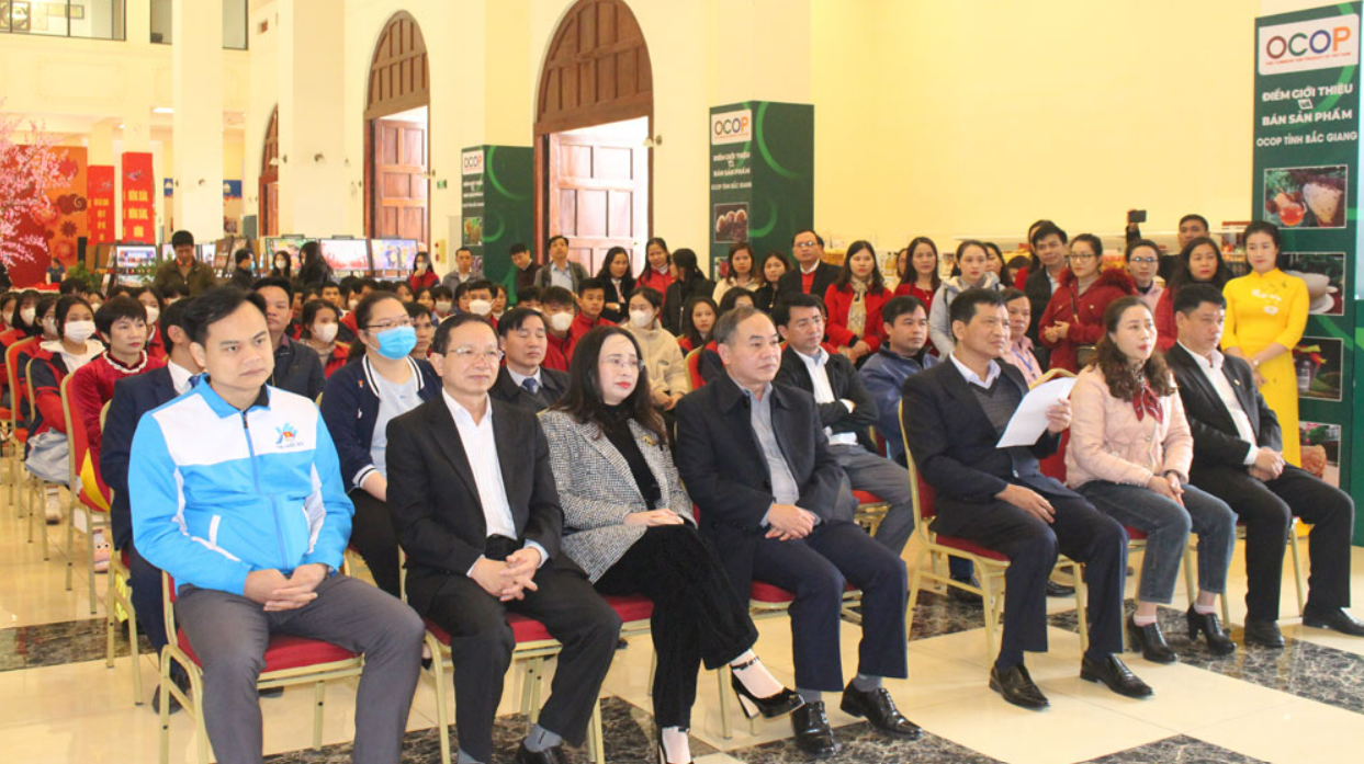 Các đại biểu dự lễ khai mạc.