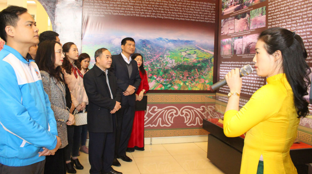 Hướng dẫn viên giới thiệu chuyên đề.