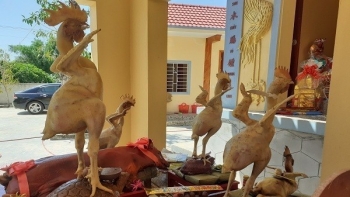 Độc đáo những con “gà bay” được tạo thế đẹp, oai nghi trên mâm cúng tại Hà Tĩnh