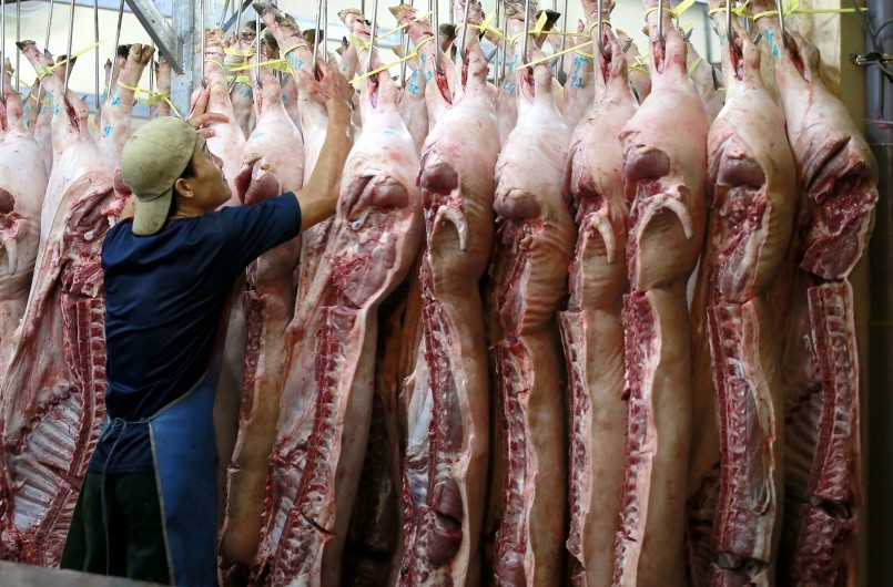 Có nhiều hộ gia đình cả tuần không sử dụng đến thịt heo trong bữa ăn.