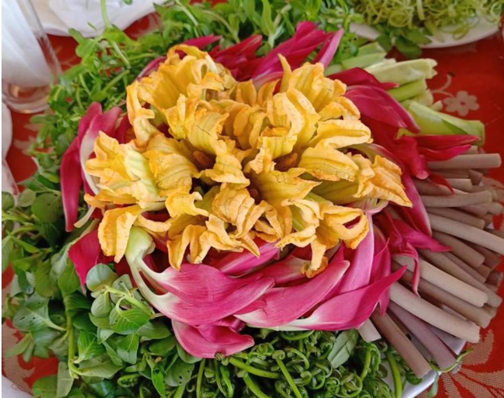 Ăn cùng các loại rau dân dã trong vườn