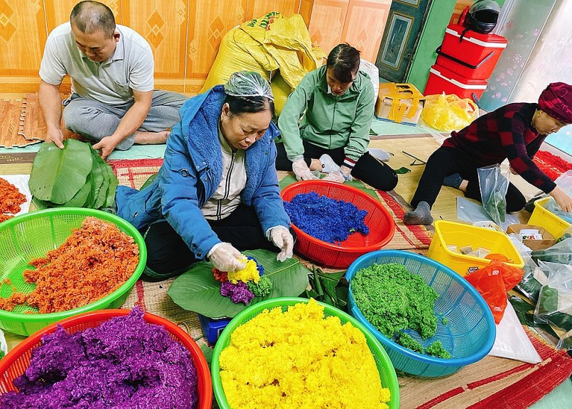 Một ngày chị Thanh bán sỉ và bán lẻ hết khoảng 3 tấn xôi ngũ sắc 