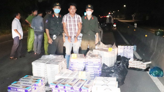 Sóc Trăng: Bắt giữ đối tượng vận chuyển lượng lớn thuốc lá nhập lậu