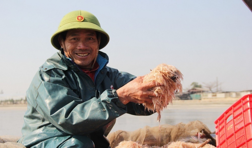 Ông Bùi Thái Oánh phấn khởi sau chuyến biển với 2 tạ ruốc