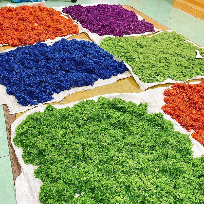 xôi được để nguội trước khi đóng túi hút chân không 