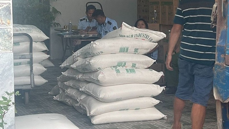 Lực lượng chức năng kiểm tra hàng hóa vi phạm Lực lượng chức năng kiểm tra hàng hóa vi phạm