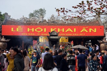 Du khách thập phương nô nức đổ về đền Trần trước giờ khai ấn