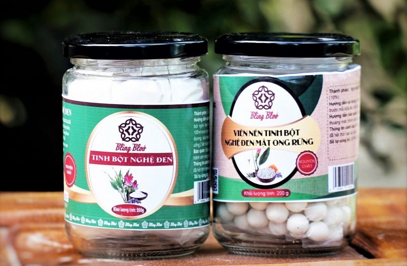 Sản phẩm tinh bột nghệ và viên nén nghệ đen mật ong được sản xuất tại HTX Nông lâm nghiệp Bhơ Hôồng. Ảnh: Đăng Nguyên.