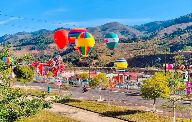 Độc đáo Lễ hội khinh khí cầu bay về đại ngàn ở thủ phủ sâm Ngọc Linh