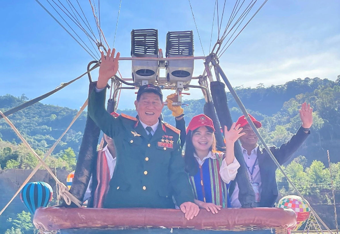 Độc đáo Lễ hội khinh khí cầu bay về đại ngàn ở thủ phủ sâm Ngọc Linh