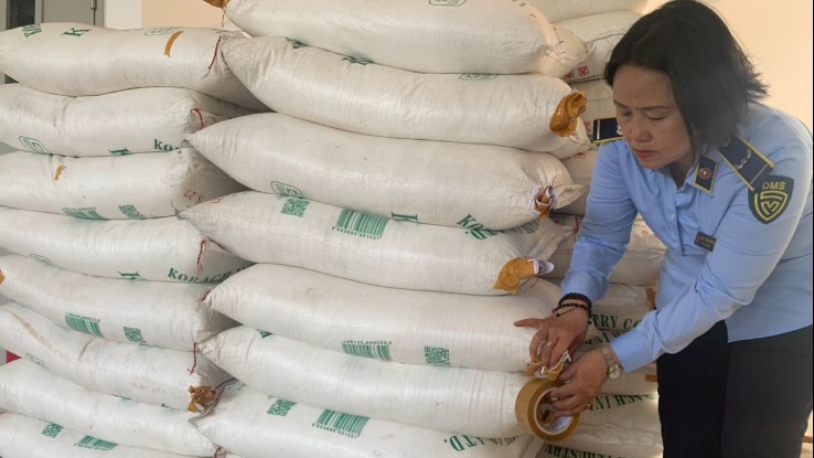 Phát hiện, tạm giữ gần 12 tấn đường cát nhập lậu