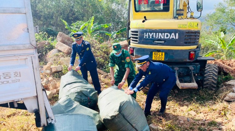 Quảng Trị: Thu giữ 1,7 tấn lòng lợn đã bốc mùi hôi thối đang trên đường tiêu thụ