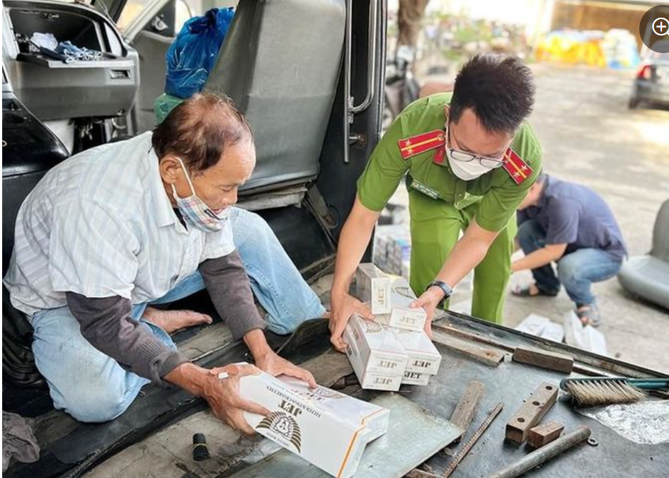 Hành hóa được cất dấu tinh vi trong rong khoang trống dưới sàn xe. Hành hóa được cất dấu tinh vi trong rong khoang trống dưới sàn xe.