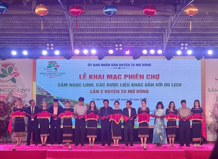 Các đại biểu cắt băng khai mạc phiên chợ, các dược liệu khác gắn với du lịch lần 2 năm 2023