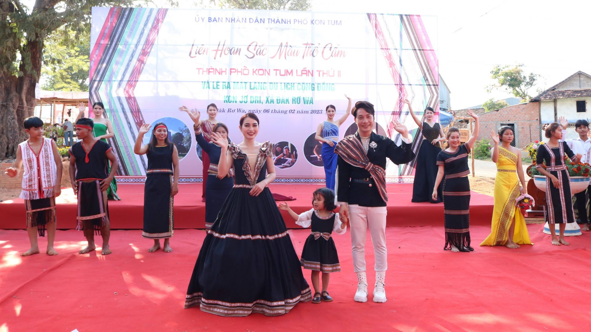 Trình diễn trang phục thổ cẩm truyền thống cách tân hiện đại.