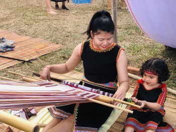 Thổ cẩm của người Ba Na nằm ven bờ sông Đăk Bla- Kon Tum có gì đặc biệt?