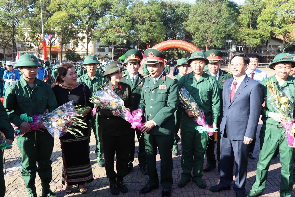 Thượng tướng Phùng Sĩ Tấn, Phó Tổng tham mưu trưởng Quân đội nhân dân Việt Nam; Trung tướng Thái Đại Ngọc, Tư lệnh Quân khu 5 và Nguyễn Đình Trung, Bí thư Tỉnh ủy Đắk Lắk động viên, chúc mừng nữ công dân 