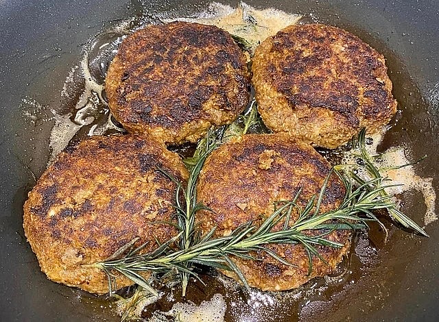 Thịt từ thực vật và bột dế.