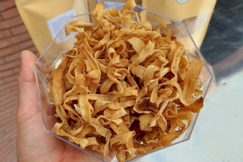 Sản phẩm mứt đinh lăng do gia đình anh Thuận sản xuất. Ảnh: Thái Bá