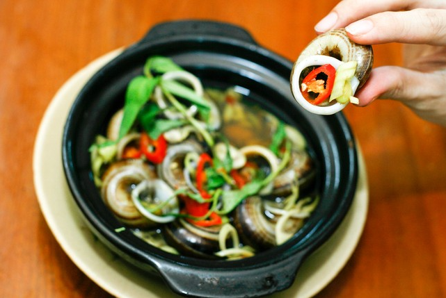 Sau khi rửa xong, chúng ta đổ ốc và 1 ít nước cùng các gia vị như: Muối, mì chính, ớt, xả... băm nhỏ cho vào nồi đảo đều, rồi hấp. Khoảng hơn 35 phút sau, chúng ta sẽ có món ốc núi đá hấp xả thơm ngon và hấp dẫn. Sau khi rửa xong, chúng ta đổ ốc và 1 ít nước cùng các gia vị như: Muối, mì chính, ớt, xả... băm nhỏ cho vào nồi đảo đều, rồi hấp. Khoảng hơn 35 phút sau, chúng ta sẽ có món ốc núi đá hấp xả thơm ngon và hấp dẫn.